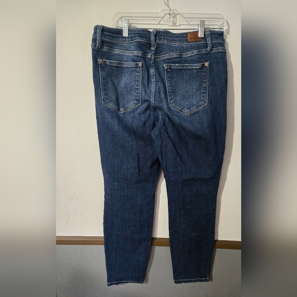 Judy Blue Jeans Women's 15/32 Blue Boyfriend Fit Medium Wash Faded Tapered Denim - Picture 2 of 8